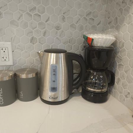Cozy 2 Bedroom Suite, Queen Beds, Near The Airport エドモントン エクステリア 写真