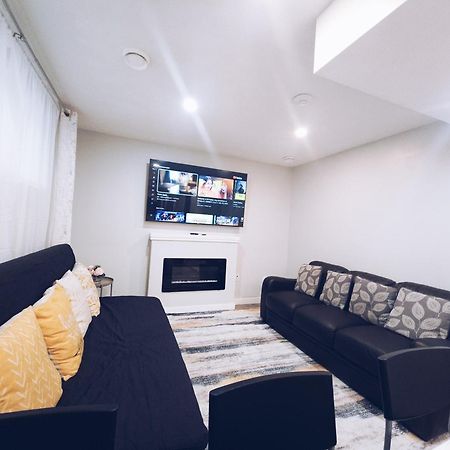 Cozy 2 Bedroom Suite, Queen Beds, Near The Airport エドモントン エクステリア 写真
