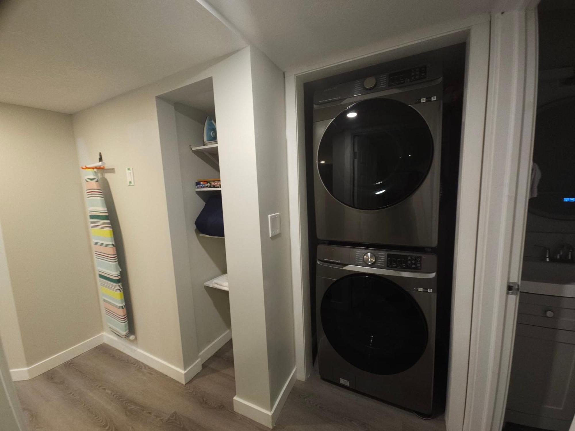 Cozy 2 Bedroom Suite, Queen Beds, Near The Airport エドモントン エクステリア 写真