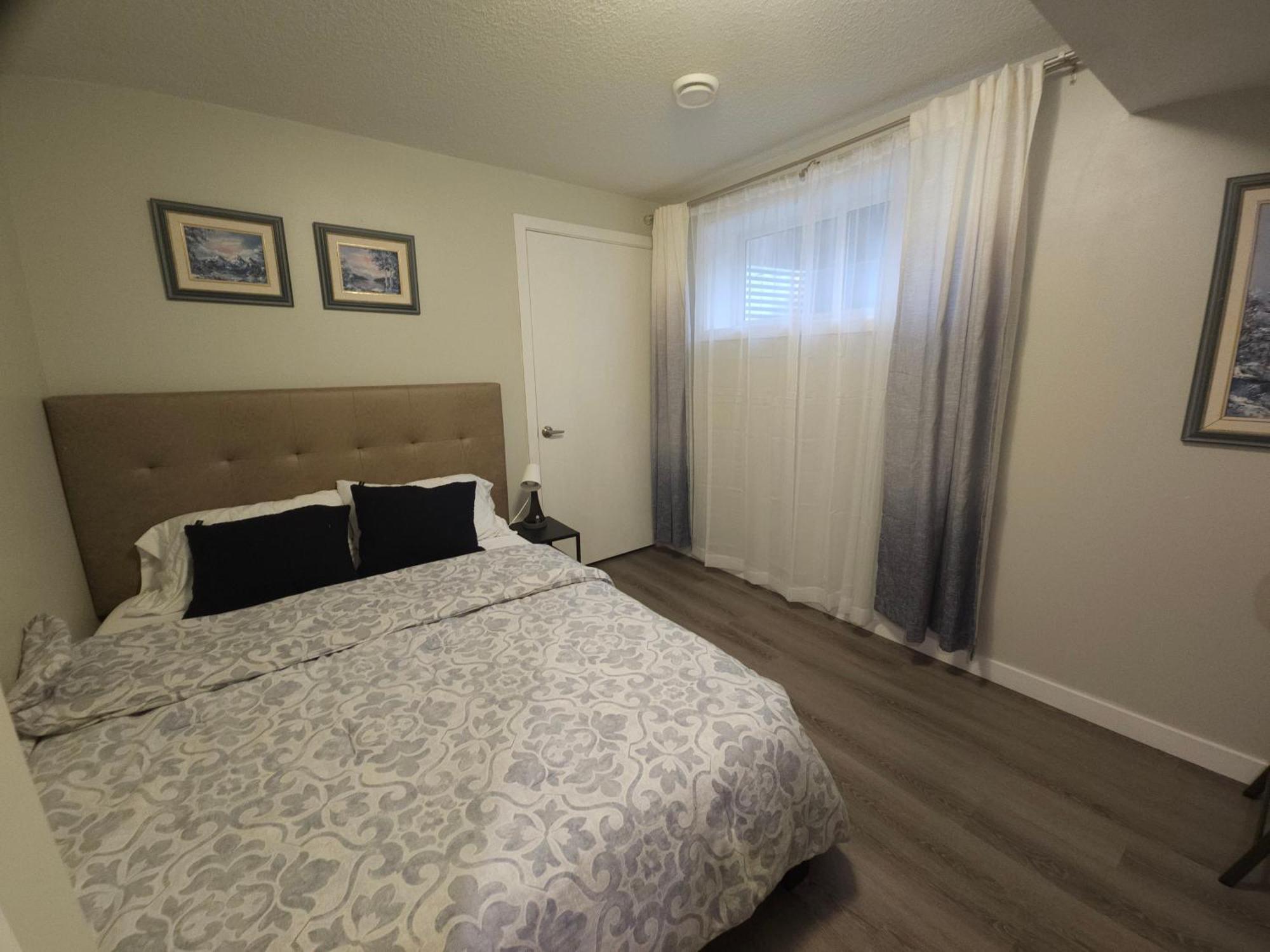 Cozy 2 Bedroom Suite, Queen Beds, Near The Airport エドモントン エクステリア 写真