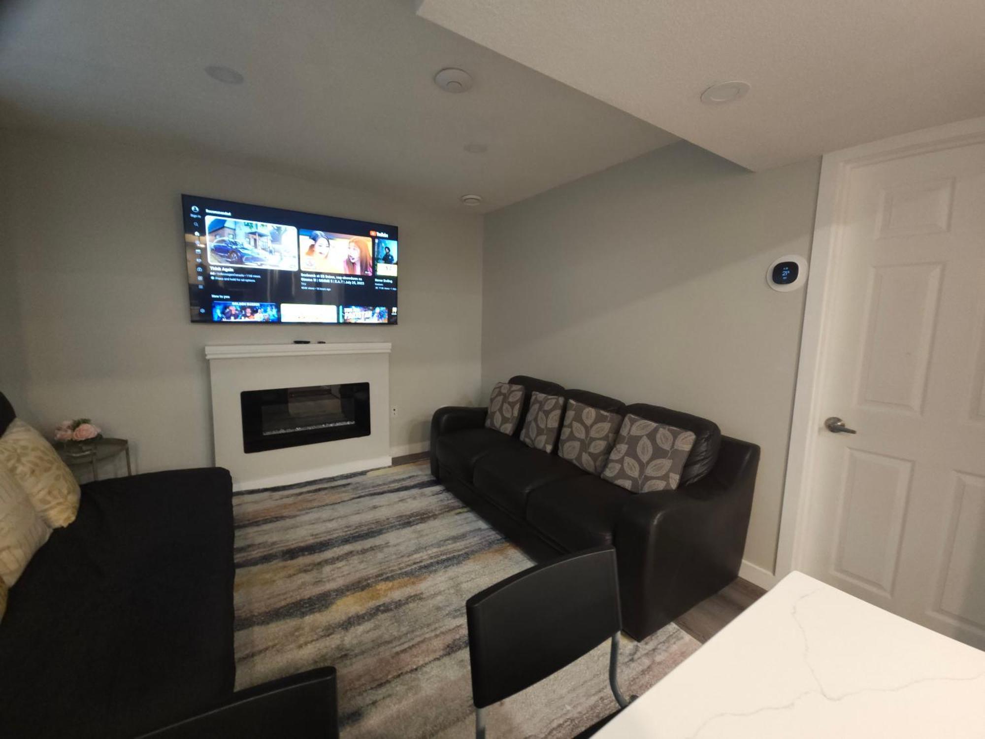Cozy 2 Bedroom Suite, Queen Beds, Near The Airport エドモントン エクステリア 写真