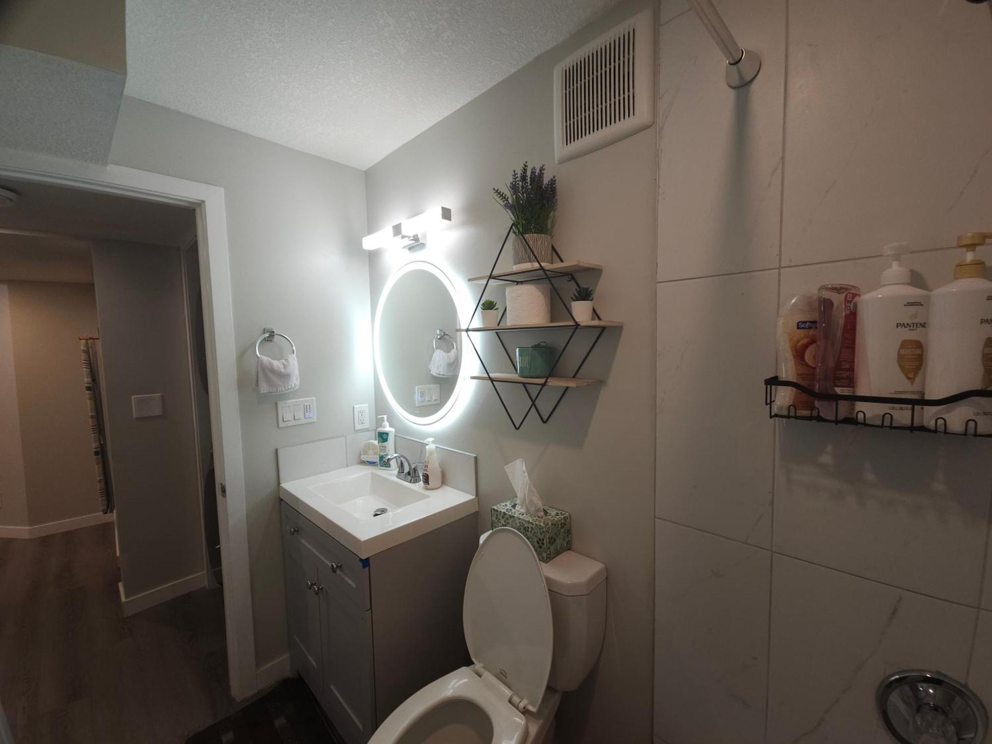 Cozy 2 Bedroom Suite, Queen Beds, Near The Airport エドモントン エクステリア 写真
