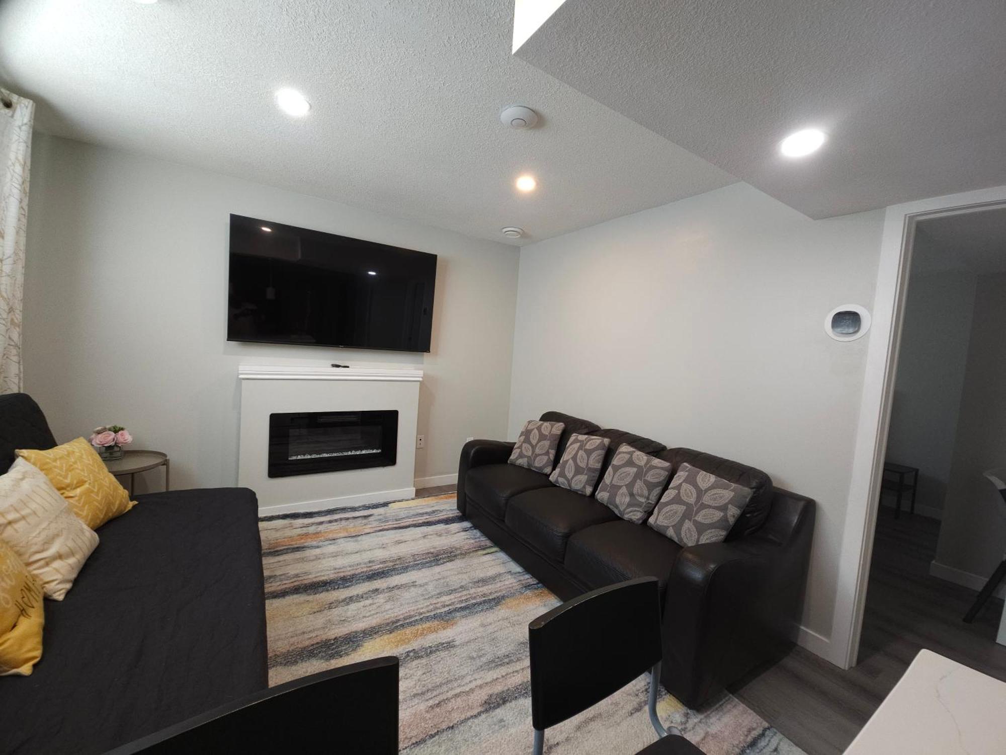 Cozy 2 Bedroom Suite, Queen Beds, Near The Airport エドモントン エクステリア 写真