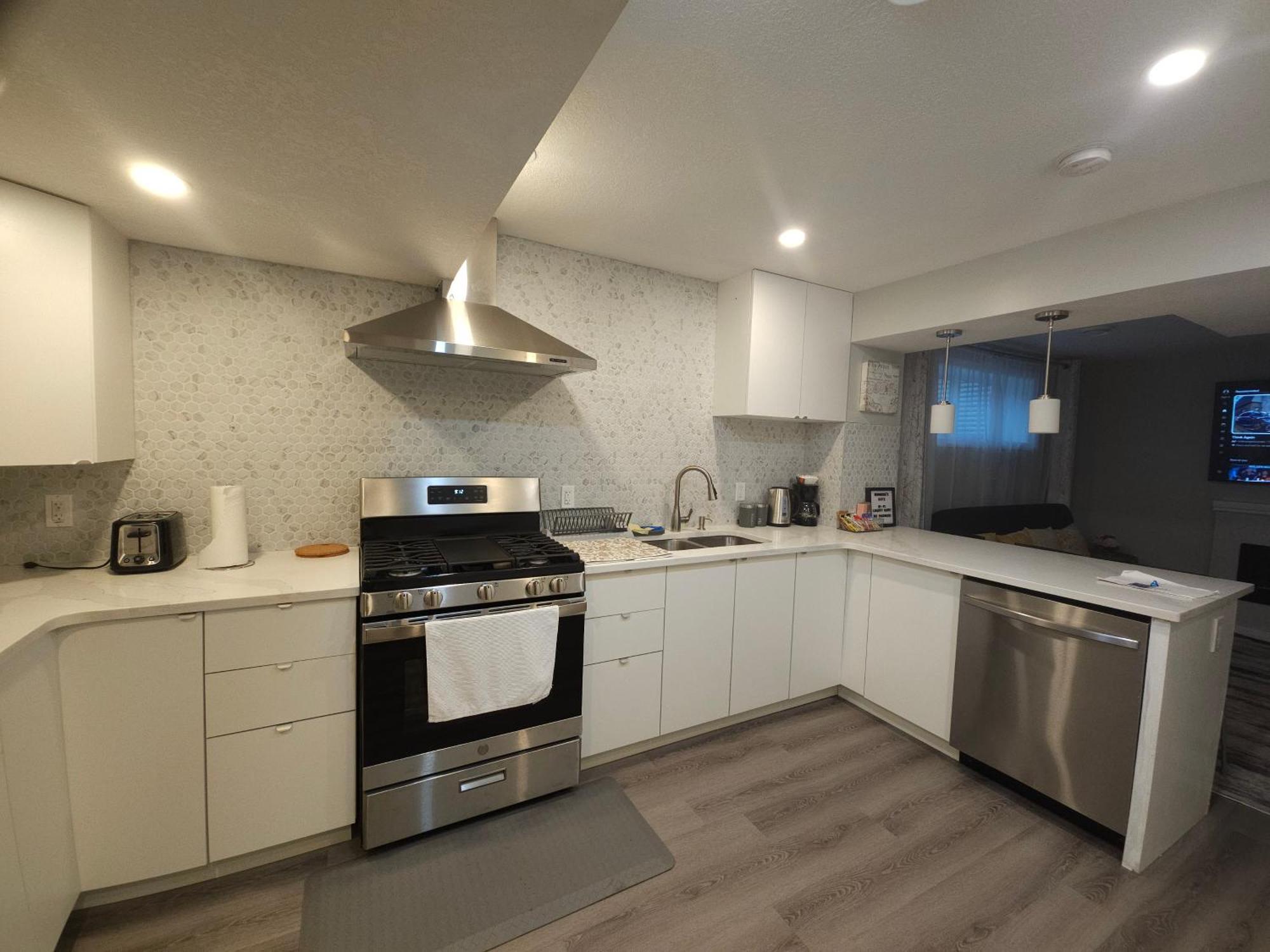 Cozy 2 Bedroom Suite, Queen Beds, Near The Airport エドモントン エクステリア 写真