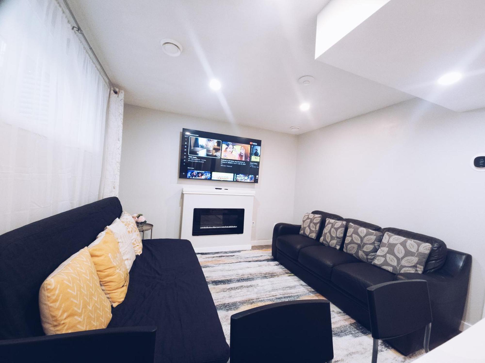 Cozy 2 Bedroom Suite, Queen Beds, Near The Airport エドモントン エクステリア 写真